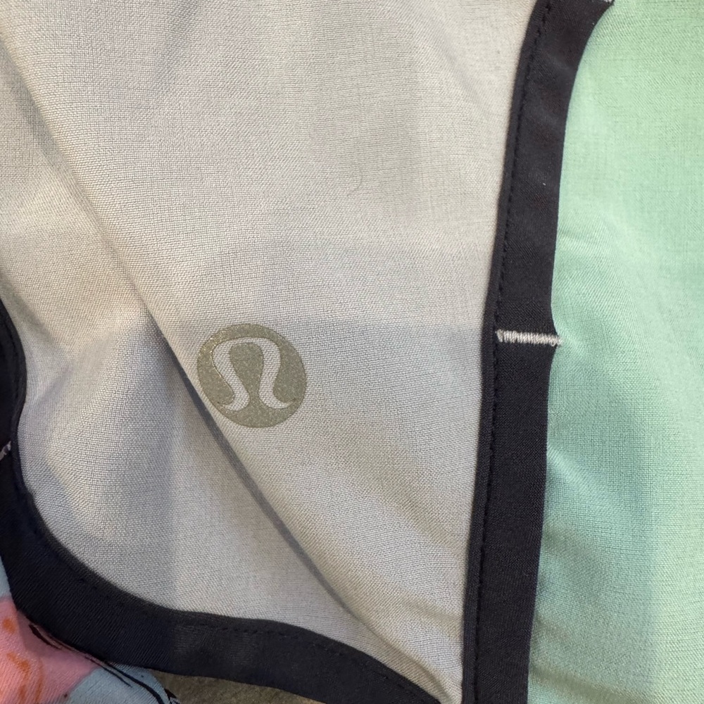 Lululemon run times shorts size 6 - Picture 4 of 10